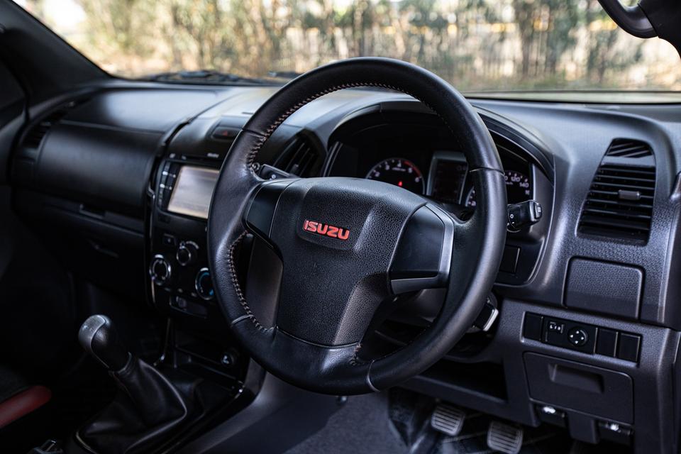 Isuzu Hi-lander Double Cab 2.5 X-Series สีดำ เกียร์ MT ปี 2013  15
