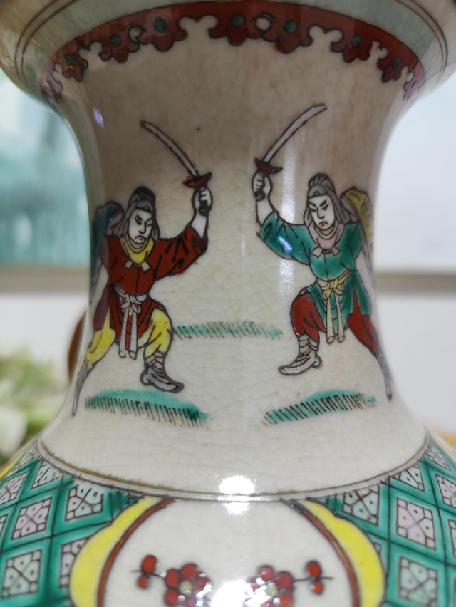 แจกันกระเบื้องเคลือบแตกลายงาแบบจีน (Chinese Crackle Glaze Porcelain Vase) ที่ตกแต่งด้วยลวดลาย นักรบโบราณ (Warrior Scene) รูปที่ 7