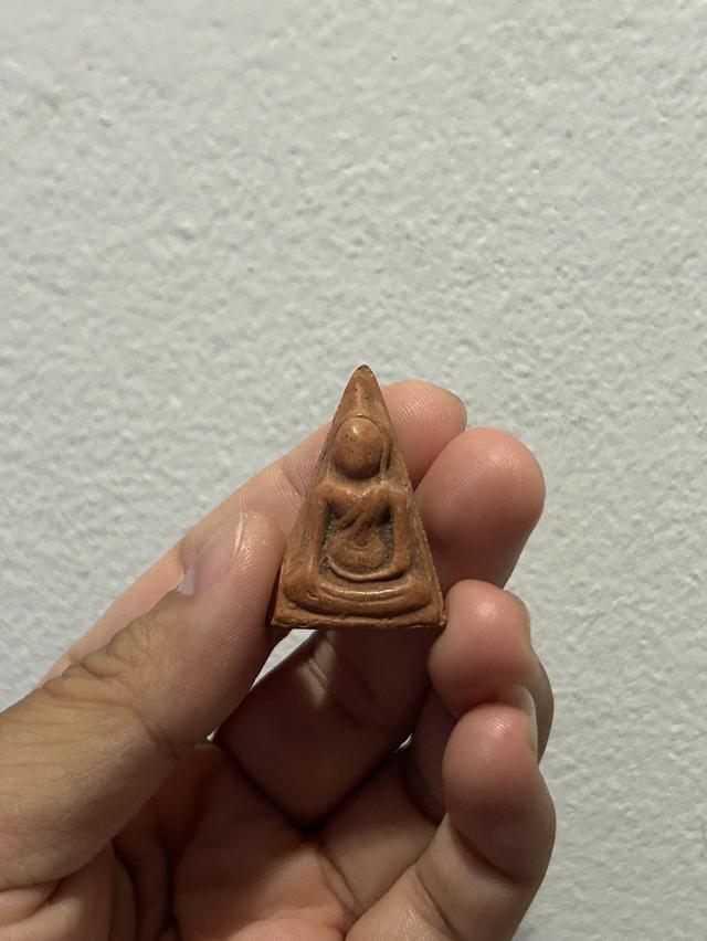 พระนางพญา พิมพ์เข่าโค้ง