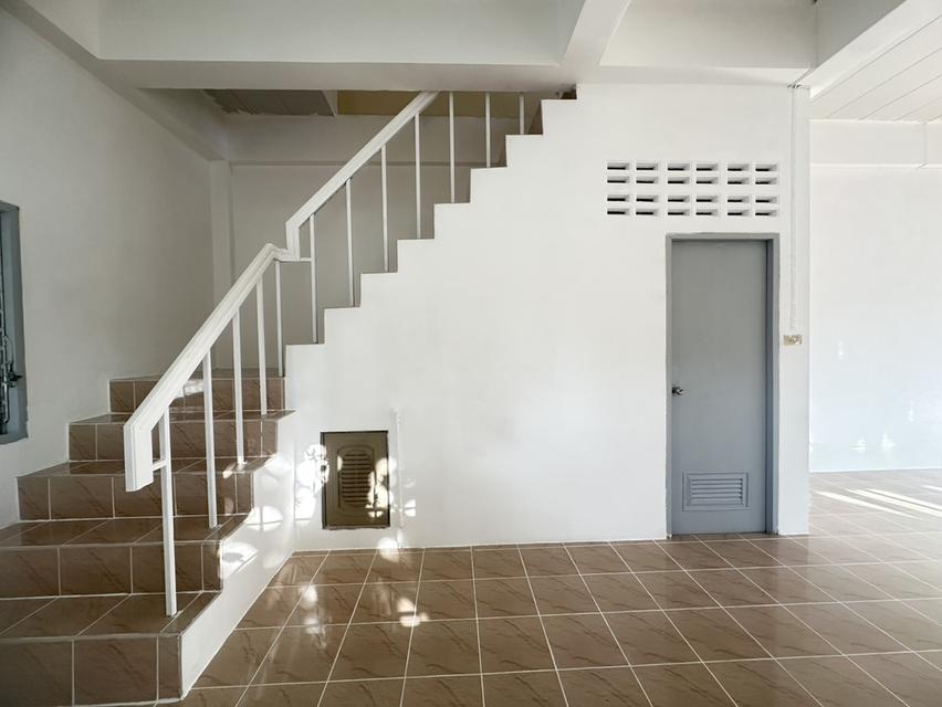 New Renovate Townhouse ร่มเกล้า ซอย 6 แปลงหัวมุม 34 ตรว 2 ห้องนอน 2 ห้องน้ำ 2 ที่จอดรถ  2.35 ลบ 11