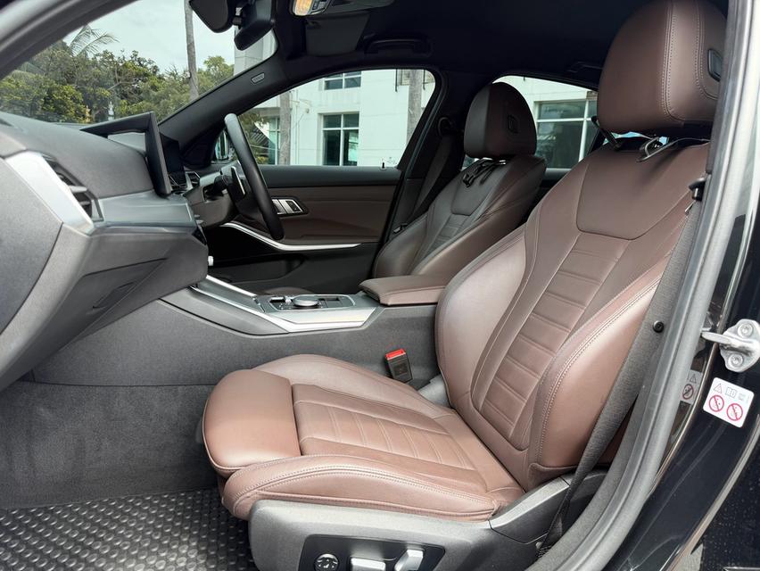 BMW 320d M Sport LCIปี 2023 ไมล์ 72,xxx kmราคา 1,590,000 บาทBSI: 28/12/2028 (5yrs/100,000km)Warranty: 281/12/2028 (5yrs/200,000km) รูปที่ 15