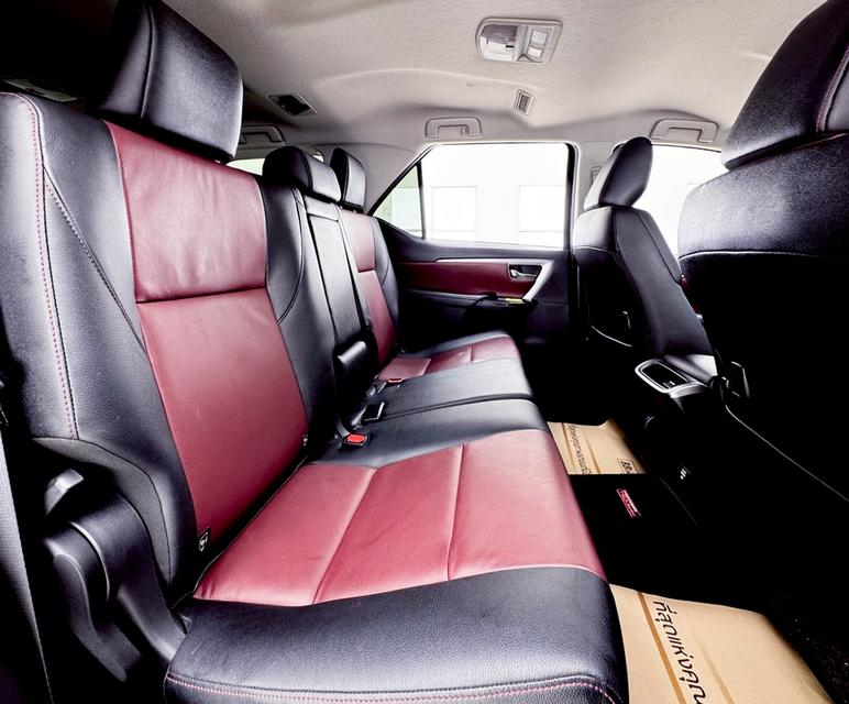 TOYOTA FORTUNER 2.8 TRD SPORTIVO 2WD ปี2019 สีดำ รูปที่ 8