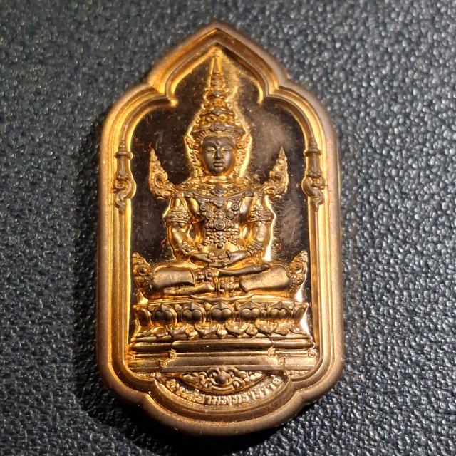 พระสยามพุทธาธิราช พุทธศักราช 2566 ซึ่งจัดสร้างขึ้นเพื่อเป็นสัญลักษณ์ แห่งความมั่นคงสถาพรของสถาบันชาติ ศาสนา และ พระมหากษัตริย์ (เนื้อผง+เนื้อโลหะ) รูปที่ 5