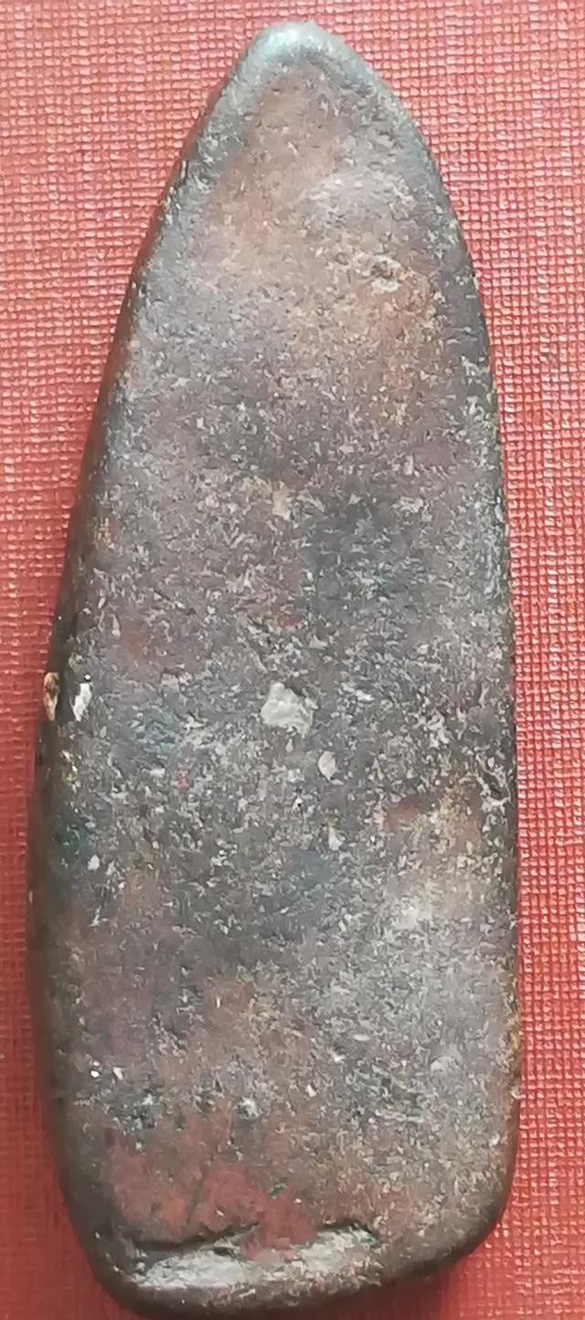 พระกำแพงบิด หรือ พระกำแพงลีลาเหิร เนื้อดินเผา กรุเจดีย์กลาง ทุ่งเศรษฐี (นครชุม) กำแพงเพชร 4