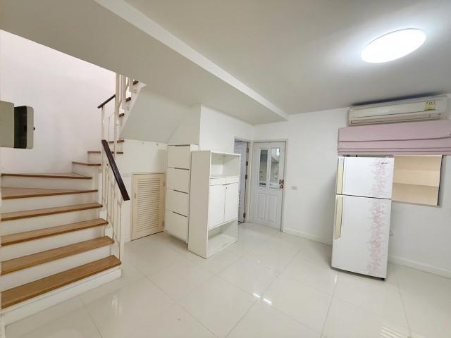 ให้เช่าทาวน์เฮาส์ถนนลาดพร้าว71ซอยสังคมสงเคราะห์10มี4นอน3น้ำแอร์2เครื่อง เฟอร์ 2 ห้องนอนมีตู้เตียง เช่า 18000บาท/เดือน ถ. 4