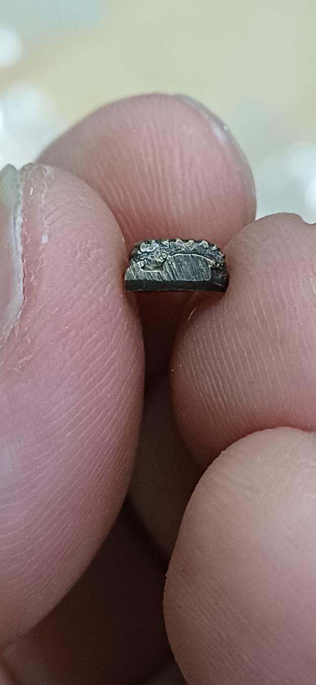 หลวงปู่ทวด พิมพ์เตารีดจิ๋ว รุ่นกำนันชูชาติ วัดช้างให้ ซึ่งด้านหลังองค์พระมีโค้ด "ก.ชูชาติ" รูปที่ 2