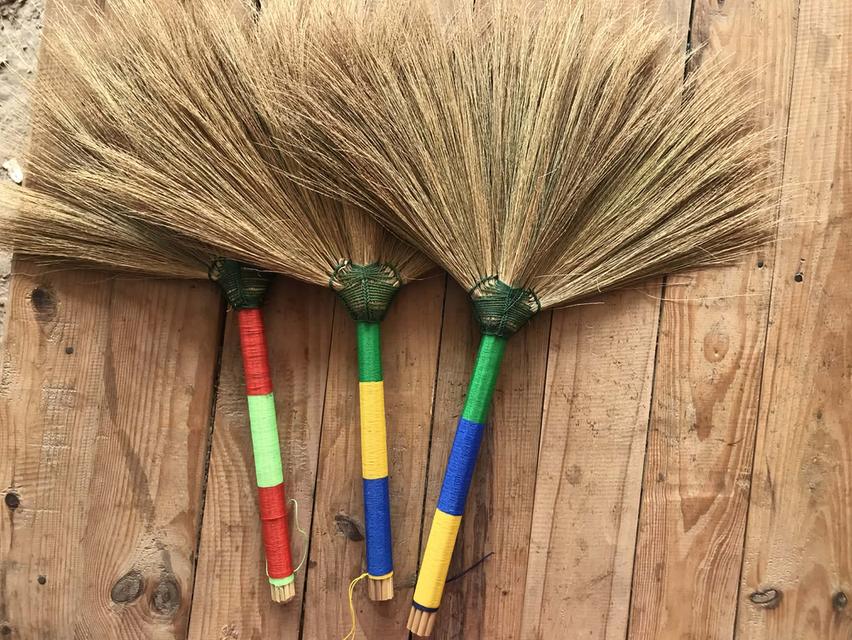 ไม้กวาดดอกหญ้า คุณภาพดี กวาดสะอาด น้ำหนักเบา ใช้งานทน ด้ามเล็ก พันด้วยด้ายสี น่ารักๆ รูปที่ 2