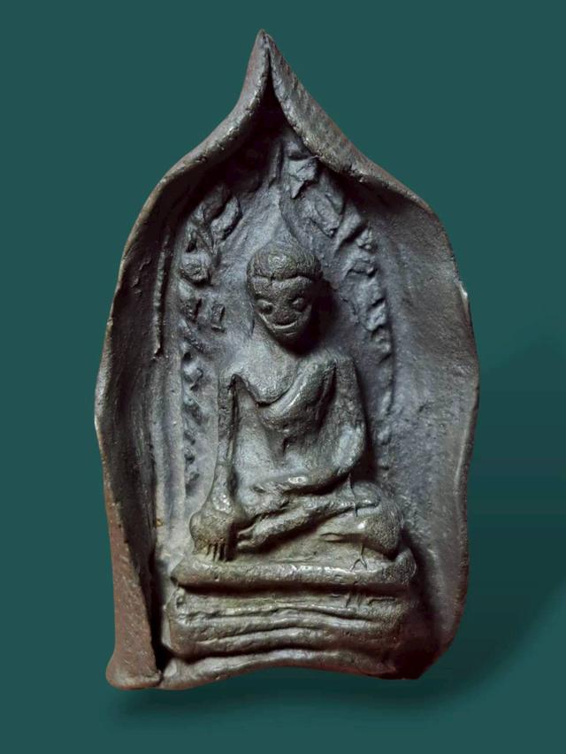 พระรอด เปิดให้บูชาจ้า