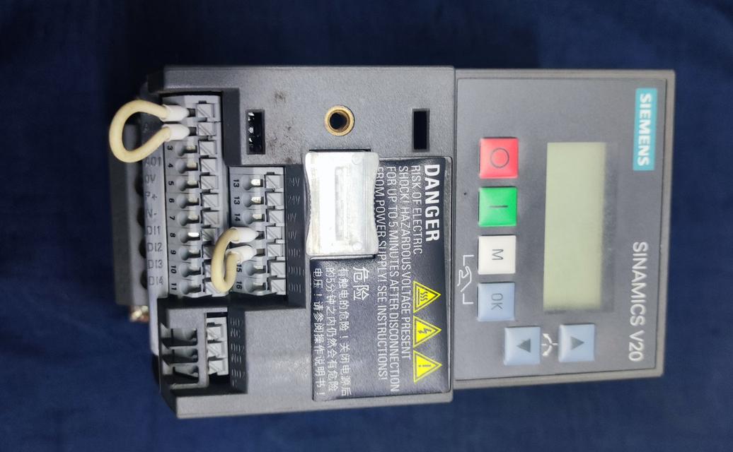 ขาย siemens invretor sinamics V20 220v 0.75Kw  1 เฟส 2,000 บาท