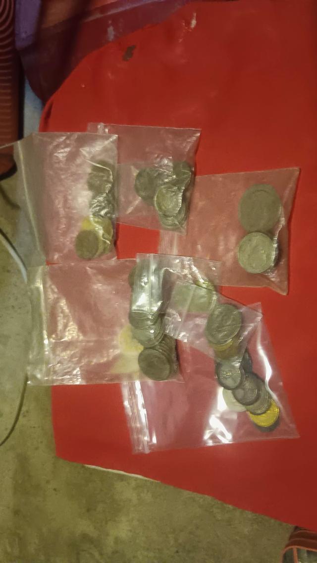 เหรียนรุ่นเก่าเก็บสะสม 1 บาทไทยเรือหงส์ 2