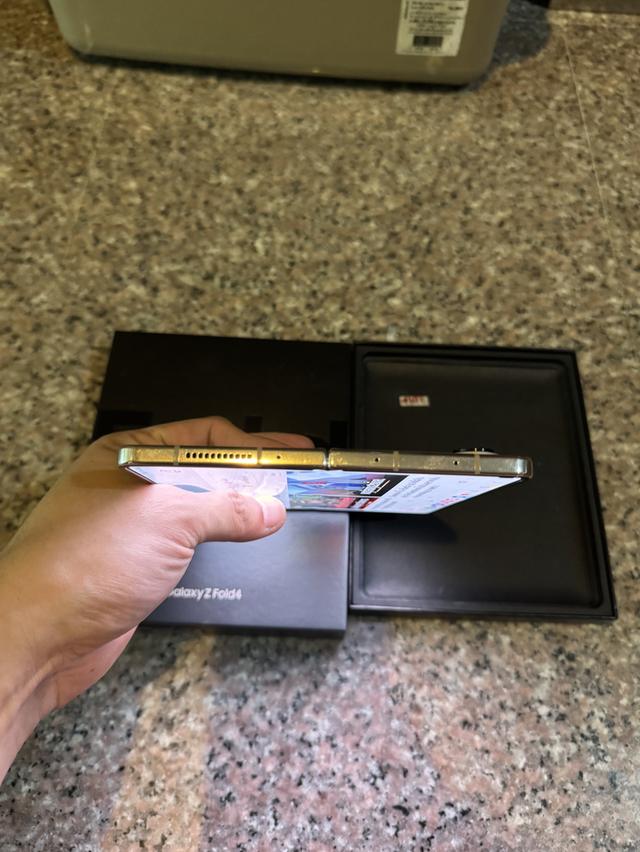 ขายSamsungFold4สีใหม่หายากBeign512กิ๊กสูนTrueยกกล่องอีมี่ตรงไร้รอยตกใช้งานดีจอกางสุดหายากมากๆๆ
