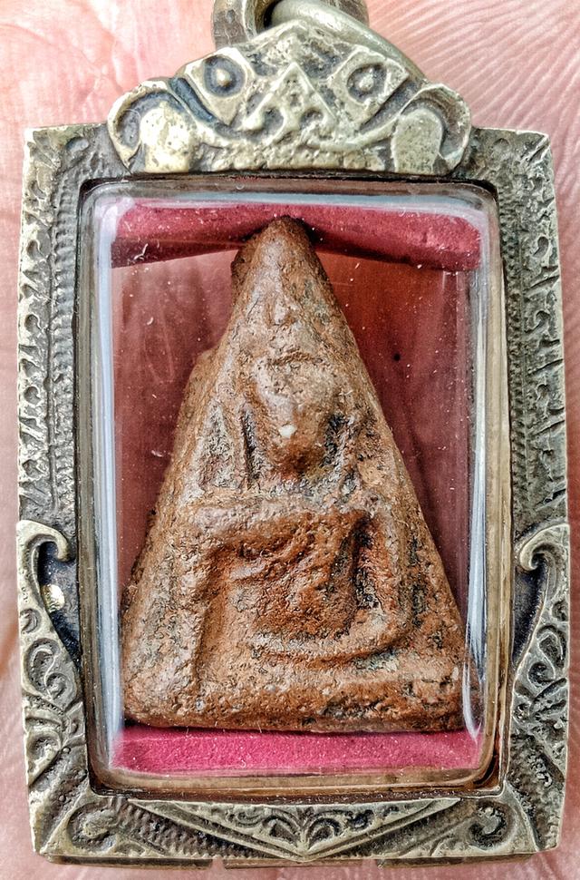 พระนางพญาพิมพ์สังฆาฏิกรุวัดนางพญาจังหวัดพิษณุโลก