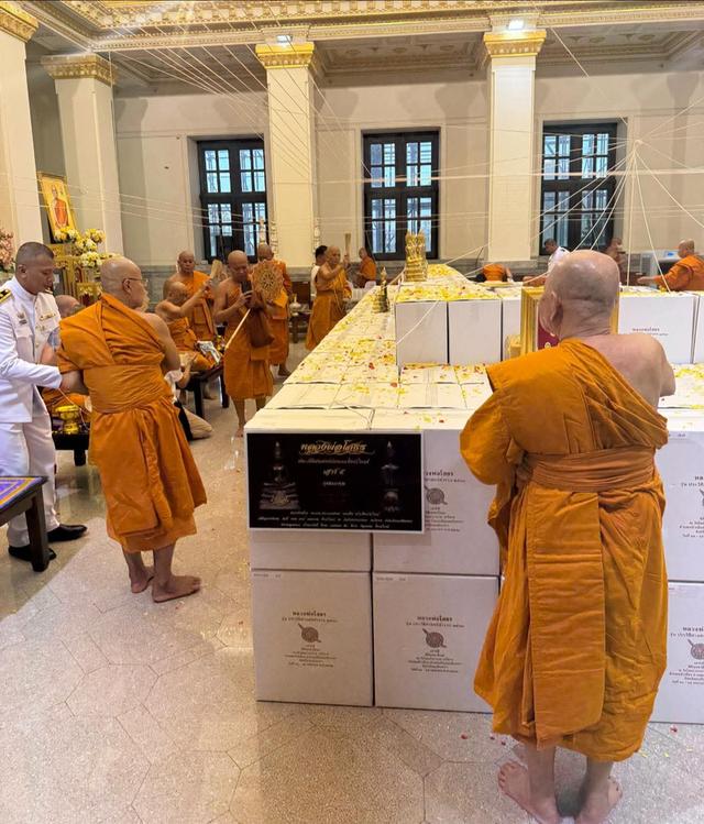 เหรียญหล่ออาร์มบอร์นชุบเงินลงยาเหลืองหลวงพ่อโสธร รุ่น ประวัติศาสตร์ตำรวจ ๒๕๖๘ 16