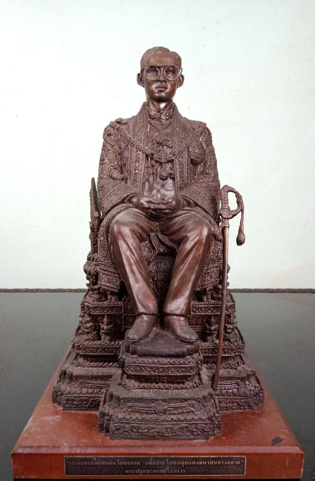 733.พระบรมรูปหล่อในหลวงรัชกาลที่ 9 พระบาทสมเด็จพระปรมินทรมหาภูมิพลอดุลยเดช ทรงประทับบนพระที่นั่งราชยานพุดตานทอง