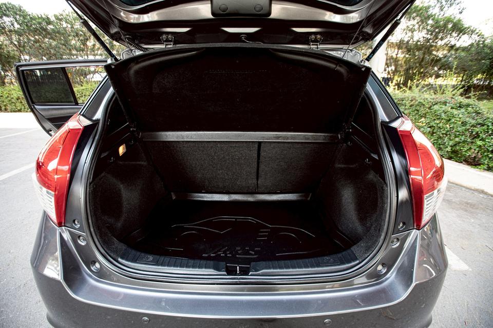 Toyota Yaris 1.2G ปุ่มสตาท์ ปี 2015 สีเทา มือเดียวป้าย 18