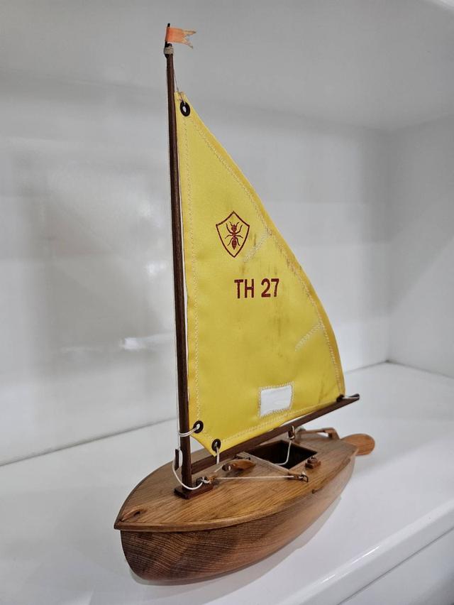 เรือใบมด จำลอง พระบาทสมเด็จพระเจ้าอยู่หัวรัชกาลที่ 9 ปี 2539 พร้อมกล่องผ้าไหม ของสะสมหายาก สภาพสมบูรณ์