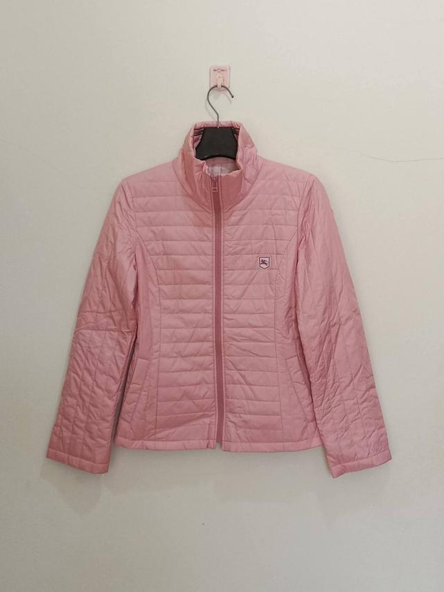BURBERRY สีชมพูหวาน บุใยสังเคราะห์บาง น้ำหนักเบา ใส่สบาย สภาพดีมาก ไม่มีตำหนิเปื้อนขาด