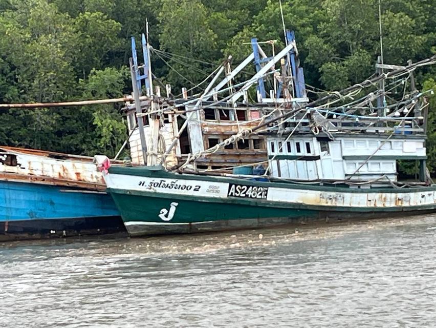 เรืออวนครอบหมึก เเละอุปกรณ์