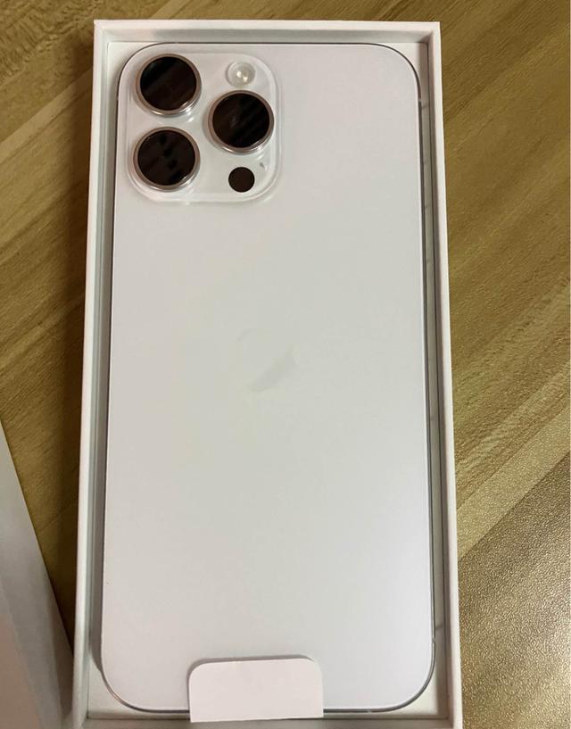 iPhone 16 pro max Color White Titanium  2