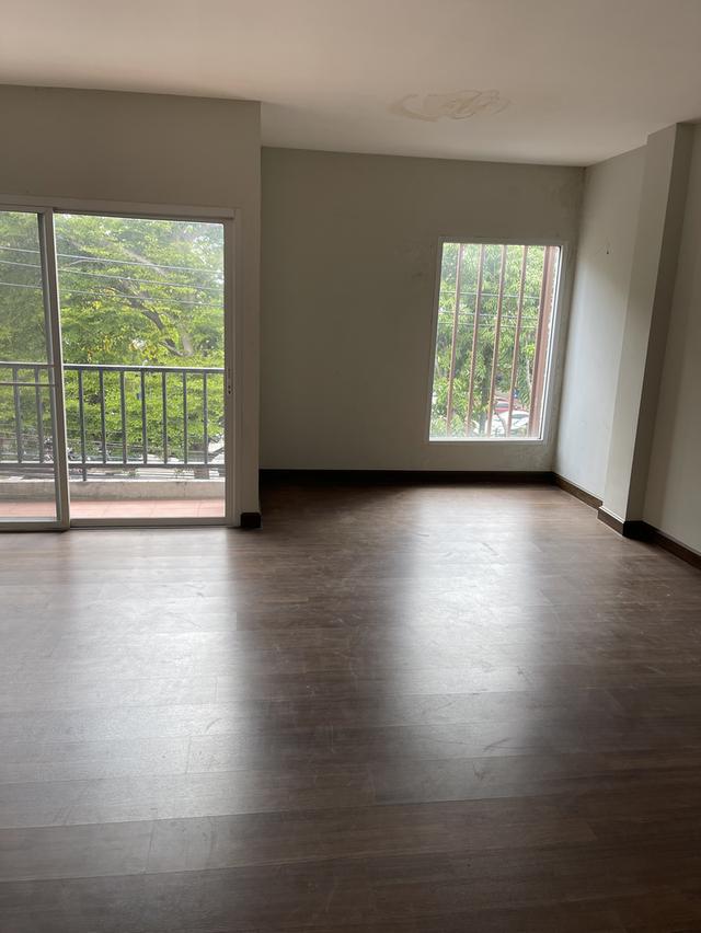 บ้านขายหรือให้เช่าทำเลลดีติดถนน 2