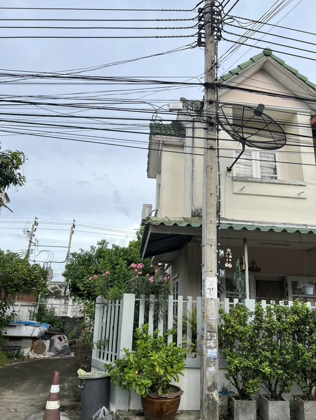 บ้านทาวน์โฮมหลังริม 2 ชั้น หมู่บ้านลดาสิริ บ้านกล้วยไทรน้อย 2