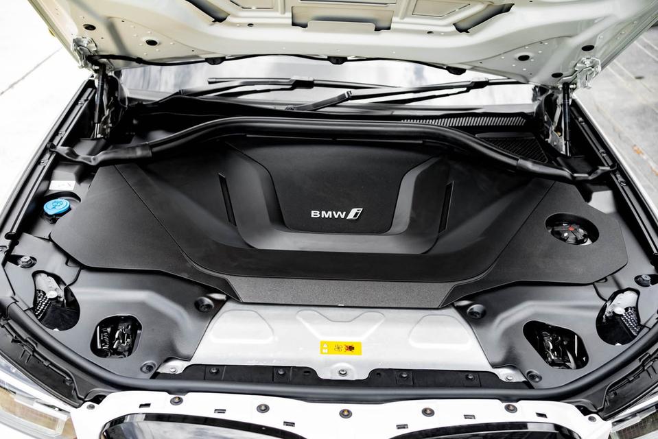iX3 M-Sport Pro Package 8