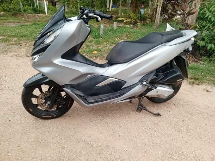 Honda pcx สีเทาแรมโบ 2