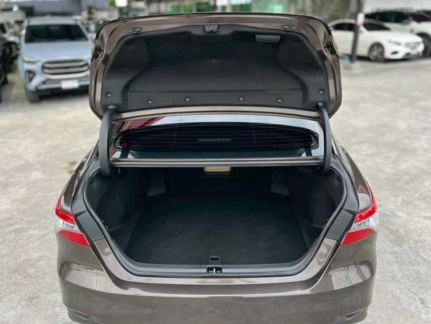 ปี 2019 TOYOTA CAMRY, 2.5 HV โฉม ปี18-24 สีน้ำตาล เบนชิน+ไฮบริด มือเดียวป้ายแดง ไมล์แท้ 35,064 km  คู่มือบุ๊คเซอร์วิสครบ กุญแจสองดอก 8