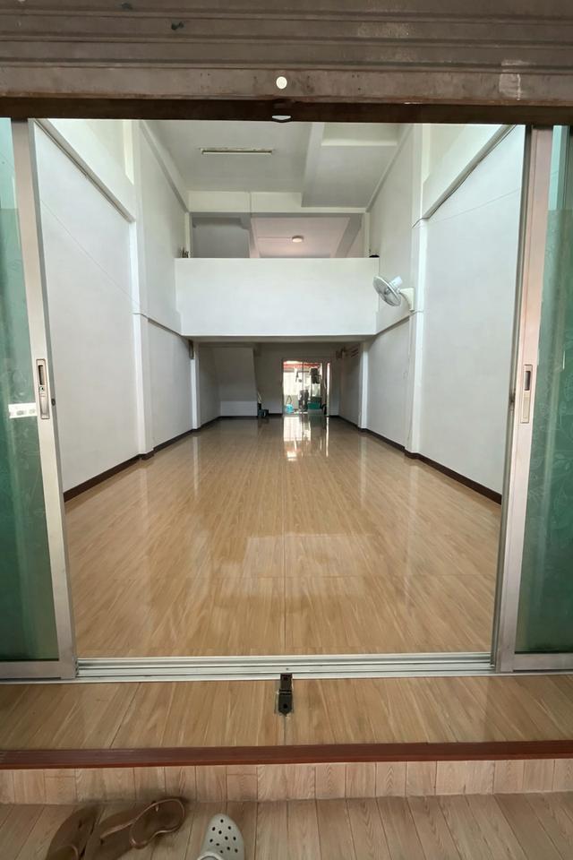 อาคารพาณิชย์ ตึกแถว 3 ชั้นครึ่ง 2