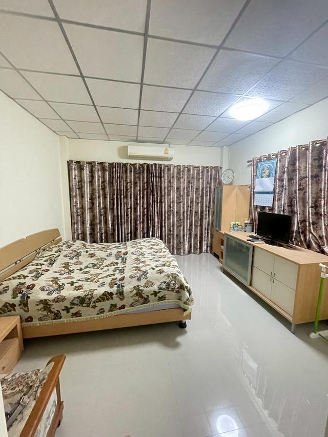 บ้านตึก 2 ชั้น พร้อมอยู่ ทำเลดี ใกล้รถไฟฟ้าสายสีเหลือง 6