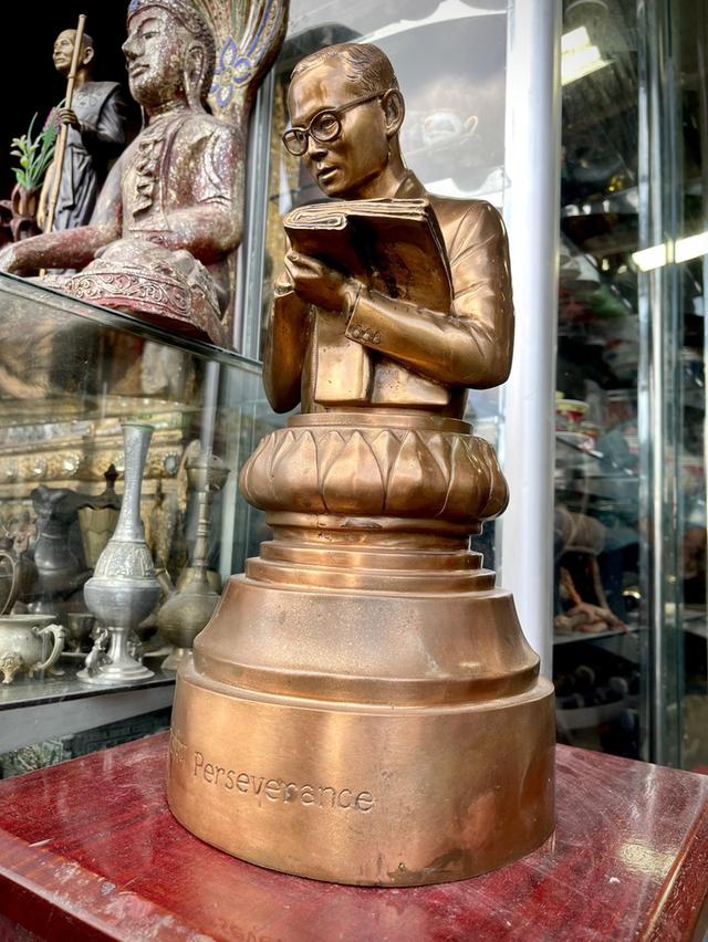 พระบรมรูปในหลวงรัชกาลที่9 ทรงงาน เนื้อทองเหลือง รุ่นวิริยะ Perseverance 3