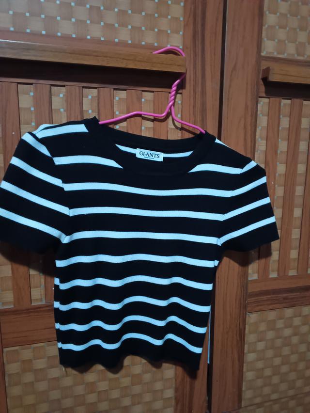 เสื้อครอปสีขาวดำ ยาว 16 นิ้ว อก 29 ยืดได้ไม่เกิน 34