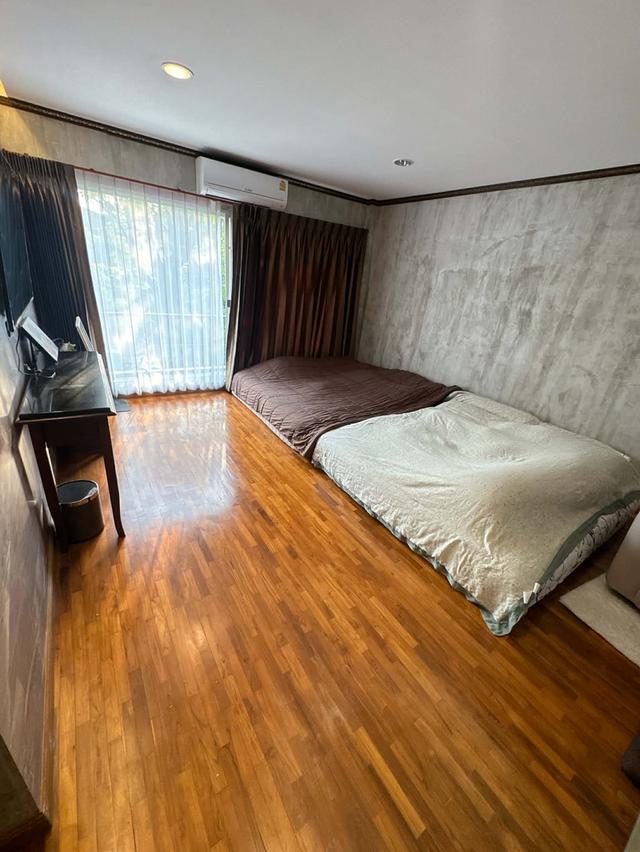 ขายบ้านเดี่ยว โครงการหมู่บ้าน Noble Geo วัชรพล ( โนเบิลจีโอวัชรพล )  ขนาด 105.7 ตารางวา  บ้านจำนวน 2 ชั้น ห้องโถง : 1 ห้อง ห้องนอน : 3 ห้องนอนใหญ่ ( 14