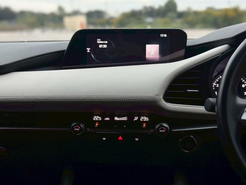 MAZDA 3 SKYACTIVE Hatch 5dr  100th TOP  Sports SA 6sp FWD 2.0i Y2021 สีขาว  เกียรออโต้  18