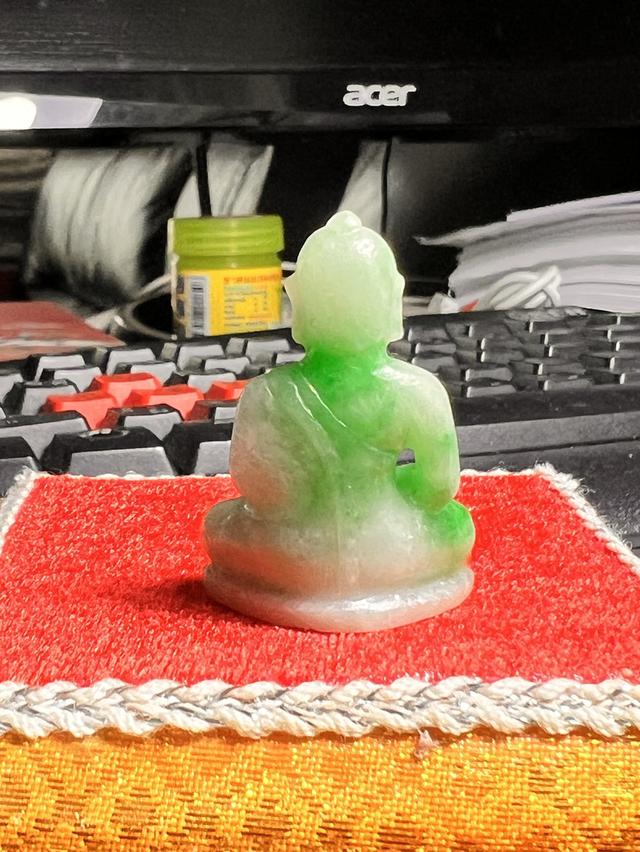 พระแกะสลักหยกพม่าแท้ สีกรีนแอปเปิ้ล (Apple Green Jade) ปางสมาธิ เนื้อฉ่ำน้ำ สดใสสวยงาม รูปที่ 2
