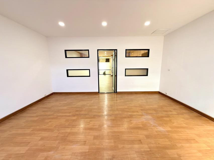 พื้นที่ให้เช่าติดBTSเอกมัย พื้นที่เช่าทำร้านค้า สปา โยคะ คาเฟ่ลับ ร้านทำเล็บ ต่อขนตา สถาบันสอนพิเศษ คลินิคเฉพาะทาง สตูดิโอ ร้านอาหาร ออฟฟิศ 4