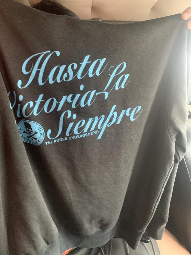 เสื้อฮู้ดดี้สีดำจากแบรนด์ ROGER รูปที่ 3