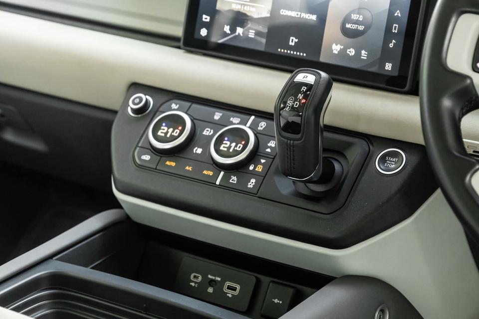 Land Rover Defender 110 2.0 D240 S Diesel 10