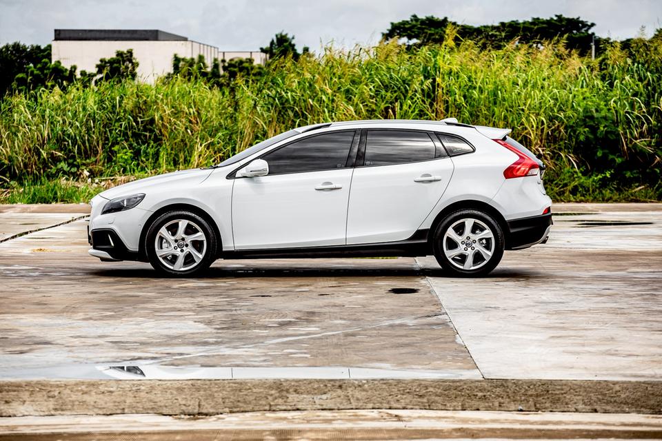 Volvo V40 T5 S 2.0 AT ปี 2014 สีขาว สภาพดีมากๆ  10