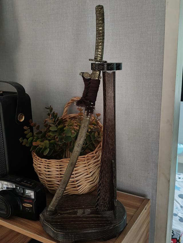 โมเดลดาบซามูไรขนาดเล็ก (Miniature Katana) พร้อมแท่นวางดาบ