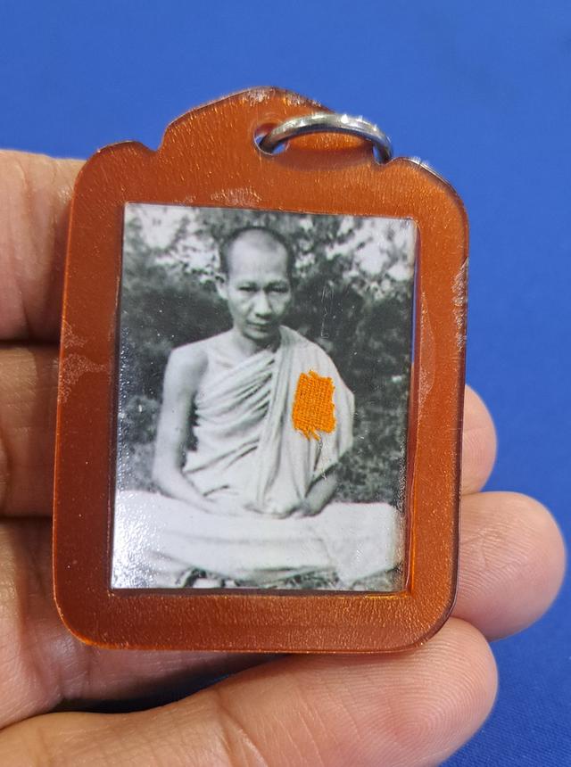 #รูปถ่ายหลวงพ่อเกษม เขมโกติดจีวรหลังปั้มยันต์หมึกแดง ขนาดกว้าง 2.7 ซม.สูง 3.6 ซม. สร้าง ปี2518 เลี่ยมเก่าคลาสสิคบ้านๆ#แท้ทันหลวงพ่อเกษมปลุกเสกครับ