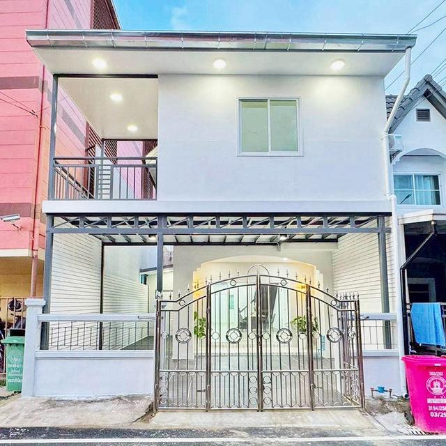 ขายทาวน์เฮ้าส์ 2 ชั้น เนื้อที่ 26 ตร.ว หมู่บ้านบัวทอง ซอย 18 หลังมุม ต้นซอย รีโนเวทใหม่พร้อมอยู่
