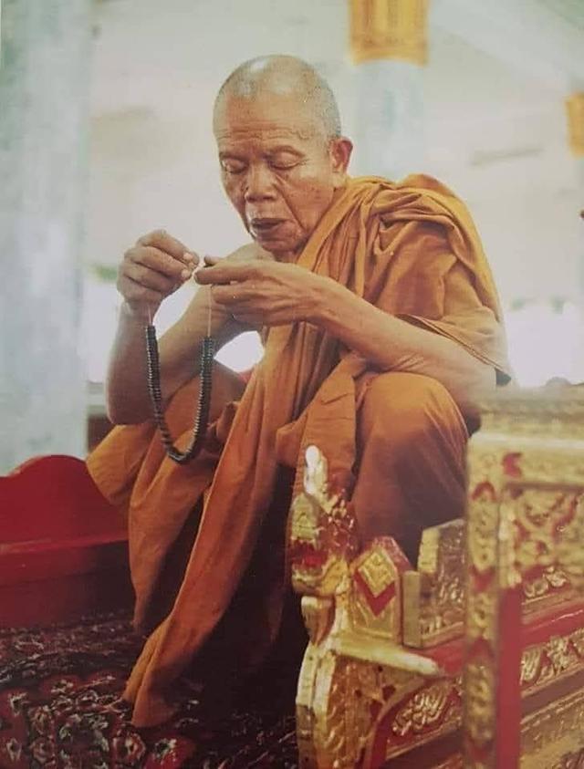 พระปิดตา สารพัดดี หลวงพ่อคูณ ปริสุทฺโธ วัดบ้านไร่ออกวัดบ้านคลอง จ.ชลบุรี พ.ศ.2538  (เนื้อผงชมพู)แช่น้ำมนต์ ติดจีวรหลวงปู่ทิม ด้านหลังฝังพระนาคปรก