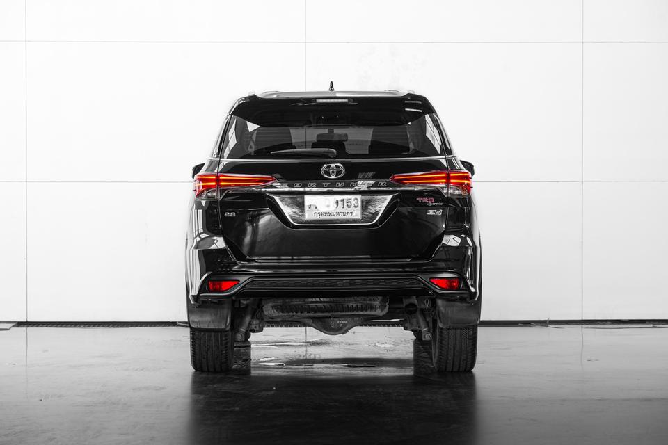 2018 TOYOTA FORTUNER 2.8 TRD SPORTIVO 4WD SUV สีดำ เลขไมล์ 189855 กม.