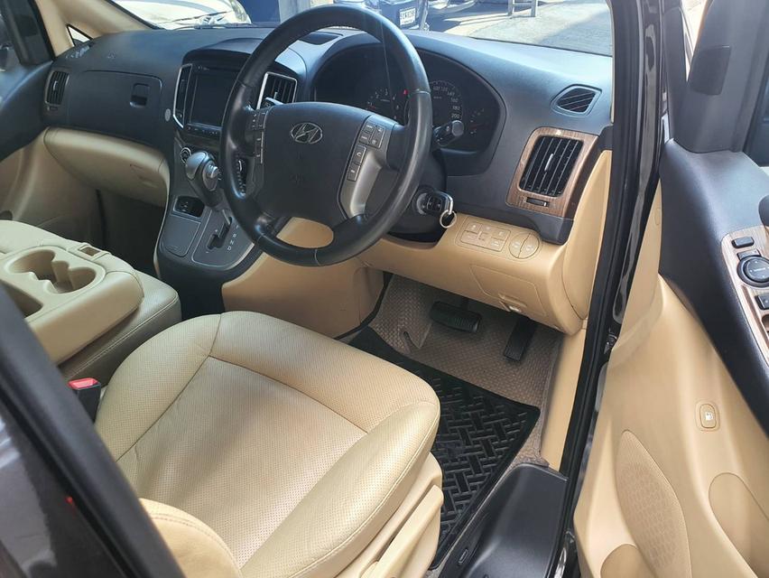 Hyundai H-1 2.5 Deluxe ปี 2019 สีน้ำตาลดำ รถมือ1 เช็คศูนย์