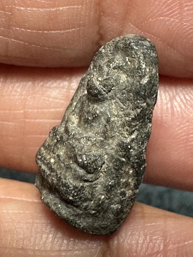 พระชัยหม่อมมิตร (พิมพ์สมาธิเม็ดบัว) เนื้อผงใบลานคลุกรัก หลวงพ่อพริ้ง วัดบางปะกอก กทม. รูปย่อยที่ 4