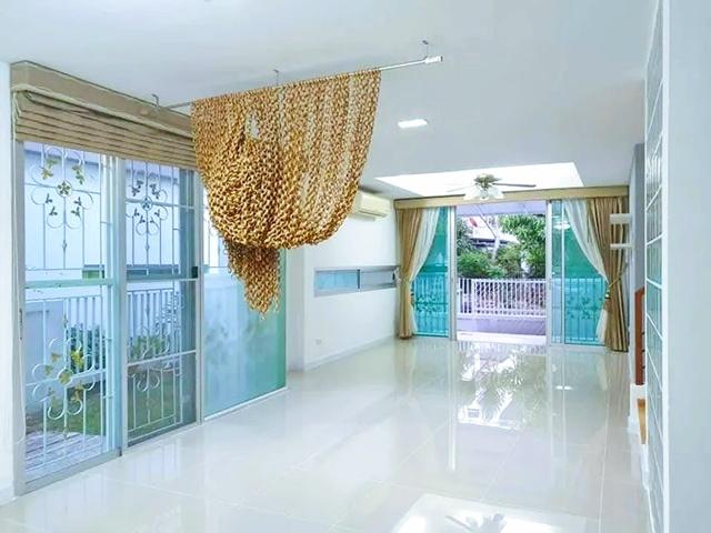 ตลาดใจโต300ม. ตลาดเคหะบางพลี ให้เช่าบ้าน 2ชั้น หรูหรา 36 ตร.วา. รร.เกวลินวิทยา 1.8 กม. พร้อมเฟอร์ฯครบ ทำเลดี 3นอน รพ.จุฬ 2