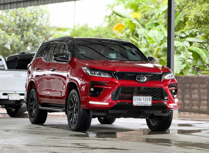 TOYOTA FORTUNER, 2.8 GR SPORT BLACKTOP 4WD ปี 2022 โฉม ปี15-ปัจจุบัน สีแดง รูปที่ 2