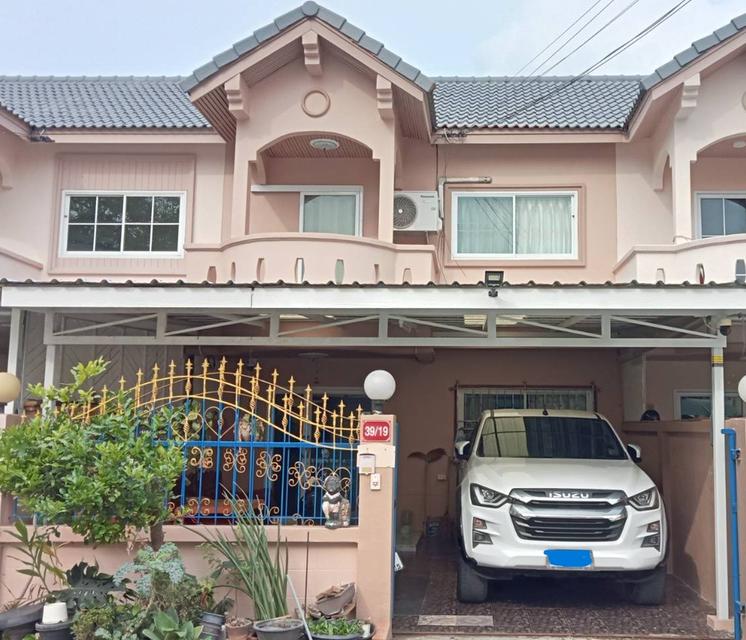 บ้านทาวน์โฮม ขนาดพื้นที่ 32 ตร.ว 3 ห้องนอน 2 ห้องน้ำ 1 ครัว ห้อง 1 นั่งเล่น 1 ที่จอดรถ 1