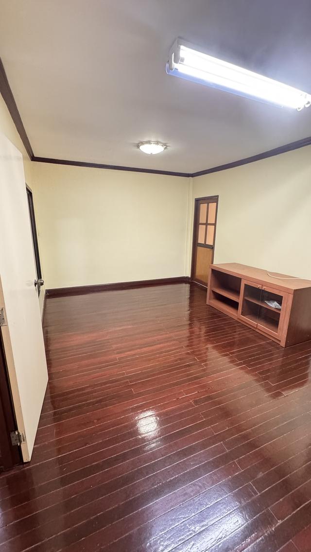 📣 ให้เช่าทาวน์โฮมหลังใหญ่ 5 ห้องนอน ติด BTS พหลโยธิน 59 (100 เมตร!) ใกล้ห้าง ใกล้ตลาด ครบจบในที่เดียว 8